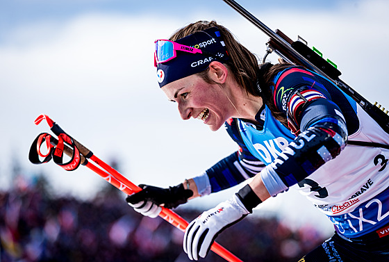 Justine Braisazová-Bouchetová se raduje ze zlaté medaile ze závodu s hromadným...