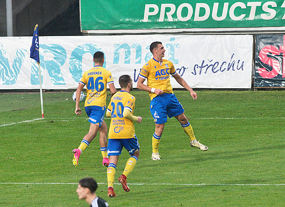 Daniel Fila z Teplic slaví gól se spoluhrái v utkání proti Zlínu.