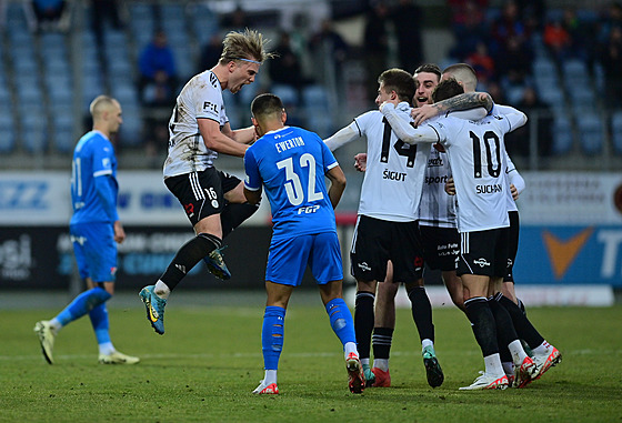 Fotbalisté z �eských Bud�jovic slaví spole�n� gól v utkání proti Ostrav�.
