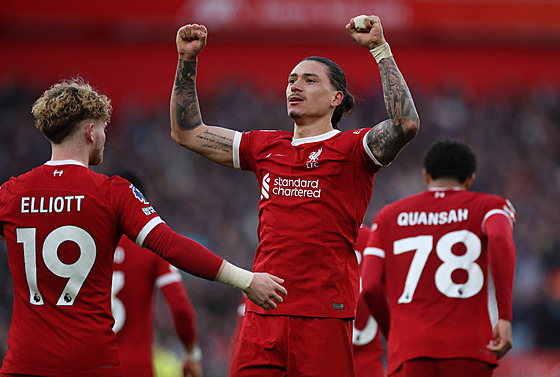 Darwin Nú�ez slaví t�etí gól Liverpoolu v utkání s Burnley.