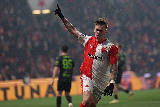 Conrad Wallem ze Slavie slaví sv�j první gól v utkání s Jabloncem.