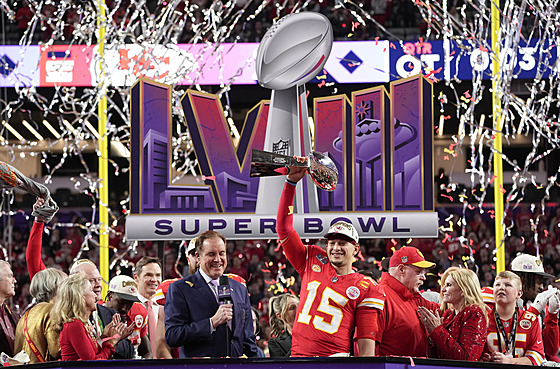 Quarterback Kansasu Patrick Mahomes s trofejí pro vítze Super Bowlu.