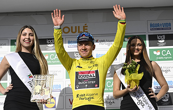 Belgický cyklista Remco Evenepoel  se raduje z vítzství v závod Kolem Algarve.