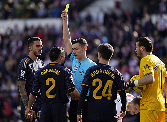 Sudí ukazuje �lutou kartu Danimu Carvajalovi (2) z Realu Madrid v utkání s...