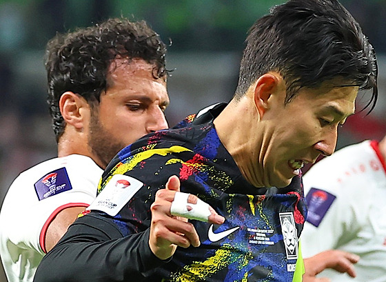 Korejský fotbalista Son Hung-min (vpravo) v zápase s Jordánskem