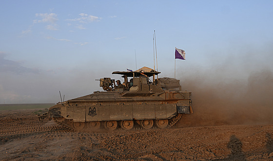 Izraelský voják ve svém obrnném vozidle na jihu zem (16. února 2024)
