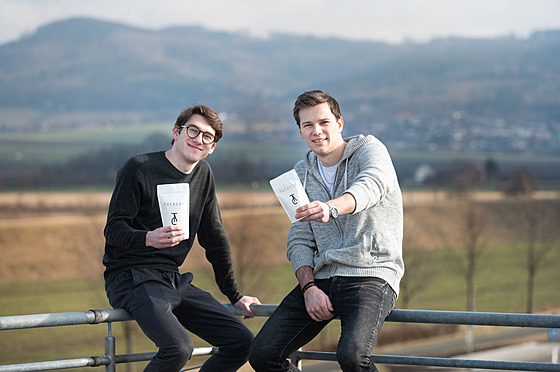 Mladí podnikatelé Daniel Dlabaja a Michal Formel vyrábí energy drinky Tackera,...