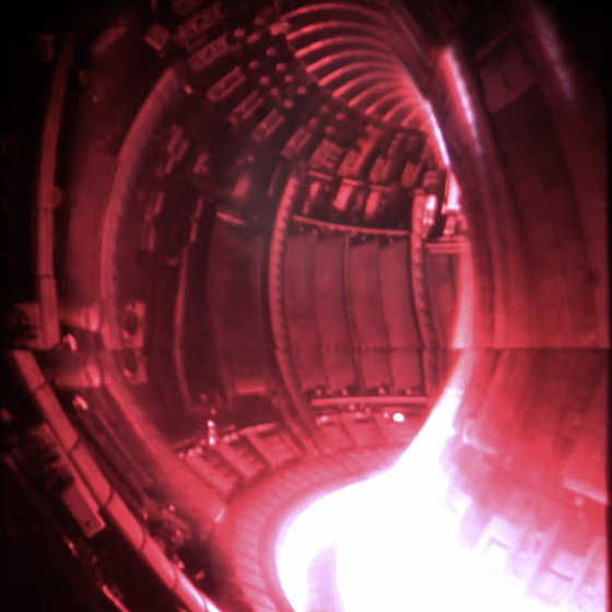 Pohled do nitra fúzního reaktoru JET