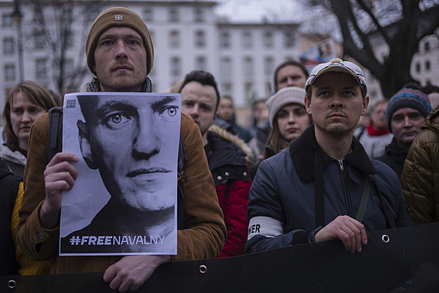 Matku Navalného opět nepustili do márnice, úřady o těle opozičníka mlží