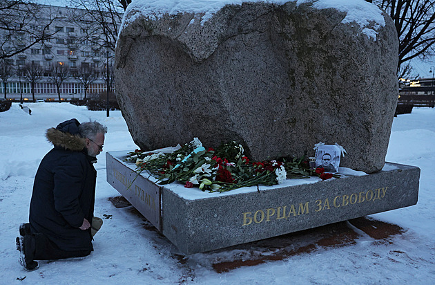 Mrchy, zodpovíte se! Lidé v Rusku nosí květy k pomníkům represí, úřaduje policie