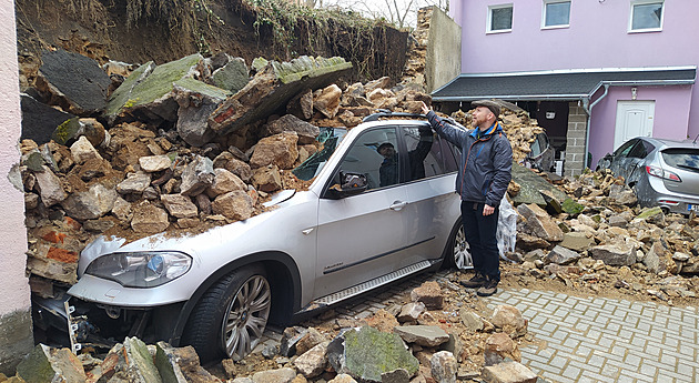 Sesuv hřbitovní zdi zavalil auta, jsou na odpis. Kdo škodu zaplatí, není jasné