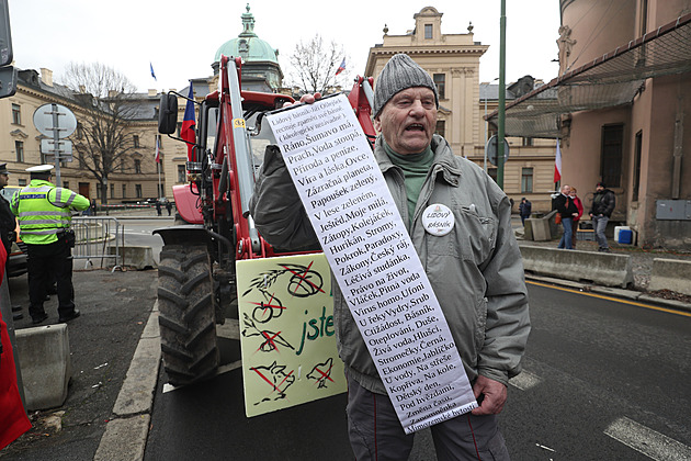 Je to jen začátek, říká o protestech zemědělců Veleba. „Agrární komora nás zradila“