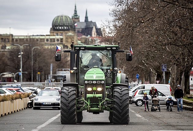 Zemědělci znovu míří do Prahy. Obklopí Úřad vlády, mohou omezit dopravu