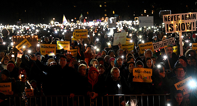 Sto tisíc baterek a svíček osvítilo Mnichov. Lidé pochodovali proti rasismu