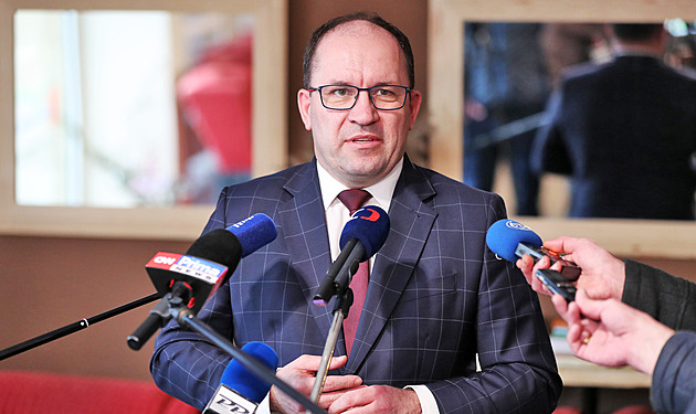 Zemědělci před debatou přijeli k ČT s hnojem. Neštítím se ho, uvedl Výborný