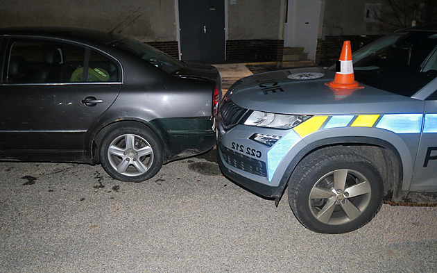 Mladou ženu učil řídit přítel, dělala přestupky a nabourala policejní auto