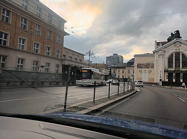 V centru Pardubic stály desítky trolejbusů, do trolejí neproudila elektřina