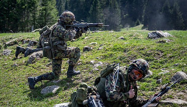 Neutrální Švýcarsko se bojí a posiluje, do armády napumpuje navíc půl bilionu
