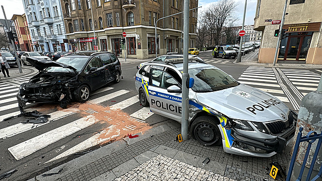 Policejní auto projíždělo Prahou na majáky, na křižovatce ho smetl osobák