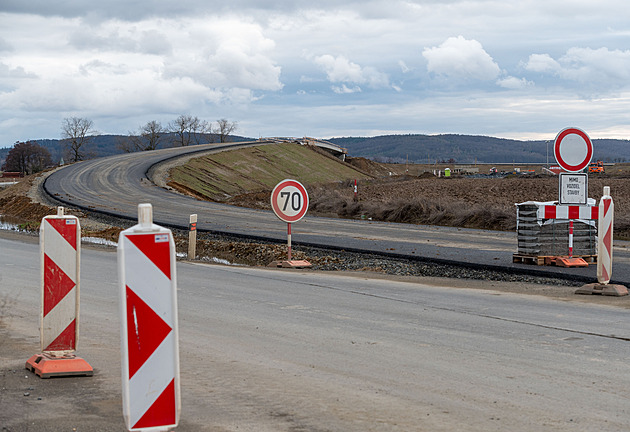 Čekání na Maa. Česká země jako pole zakopaných psů a velkolepých vizí bez naděje na realizaci