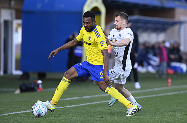 Zlín - Slovácko 2:1, oslabení hosté vedení neudrželi, rozhodl Vukadinovič