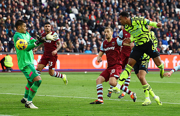 West Ham na kolotoči, od Arsenalu doma schytal debakl 0:6. United slaví venku