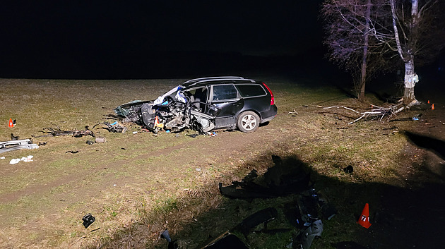 Tři lidé zemřeli při nehodách v Orlové a Novém Jičíně. Auta narazila do stromů