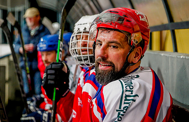Milan Baroš během charitativního hokejového utkání fotbalových hvězd a výběru budějovického Dynama v hluboké nad Vltavou