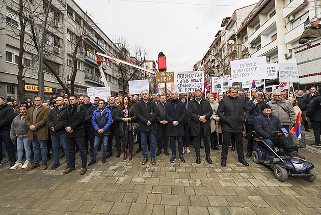 Nechte nám dináry! Srbská menšina v Kosovu se bouří kvůli přechodu na euro