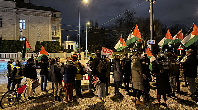 Mladík se chtěl zapálit během protestu před izraelskou ambasádou v Praze