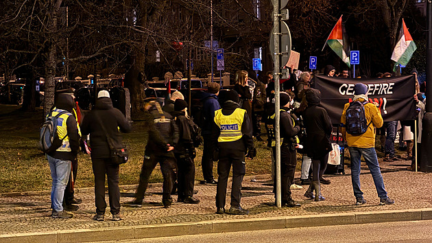 Mladík se chtěl zapálit během protestu před izraelskou ambasádou v Praze