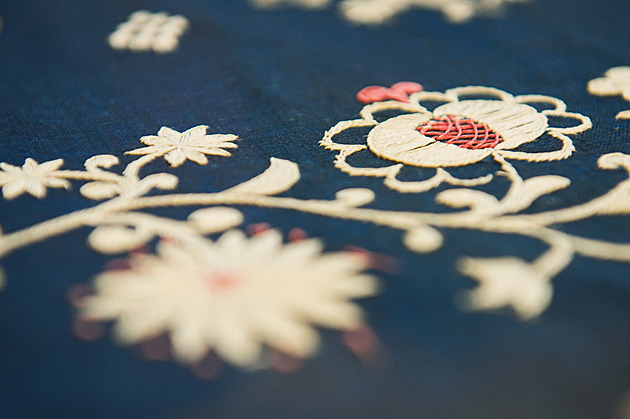 Unikátem je indigov� barvená a bíle vy�ívaná ln�ná zást�ra z p�elomu 18. a 19....