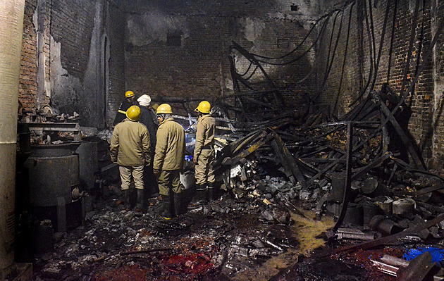 V indickém Dillí hořela továrna na nátěry, 11 lidí zemřelo a čtyři se zranili