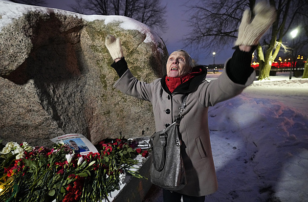Za květiny zatčení podle zákona. Víc se k tomu v Rusku říkat nemusí