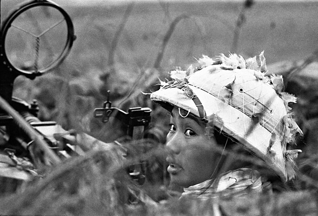 Křehká holka s kulometem. Český fotograf ukázal druhou stranu Vietnamu