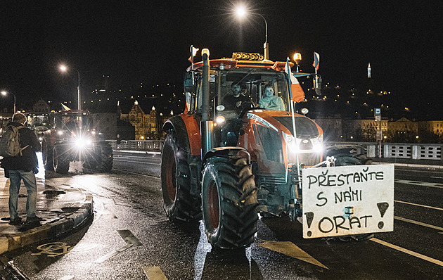 Policie čeká v Praze na 500 traktorů. Desítky strojů zpomalují Wilsonovu