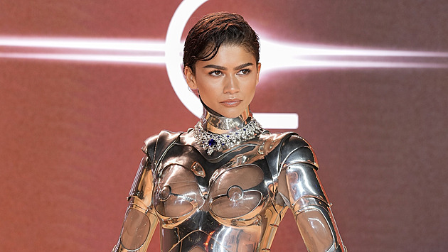 Jako robot. Zendaya na premiéru Duny oblékla kovový model. Vidět bylo skoro vše