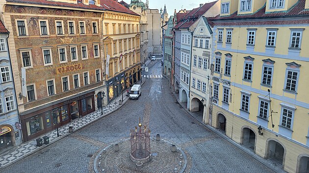 Malé náměstí na Starém Městě s kašnou 