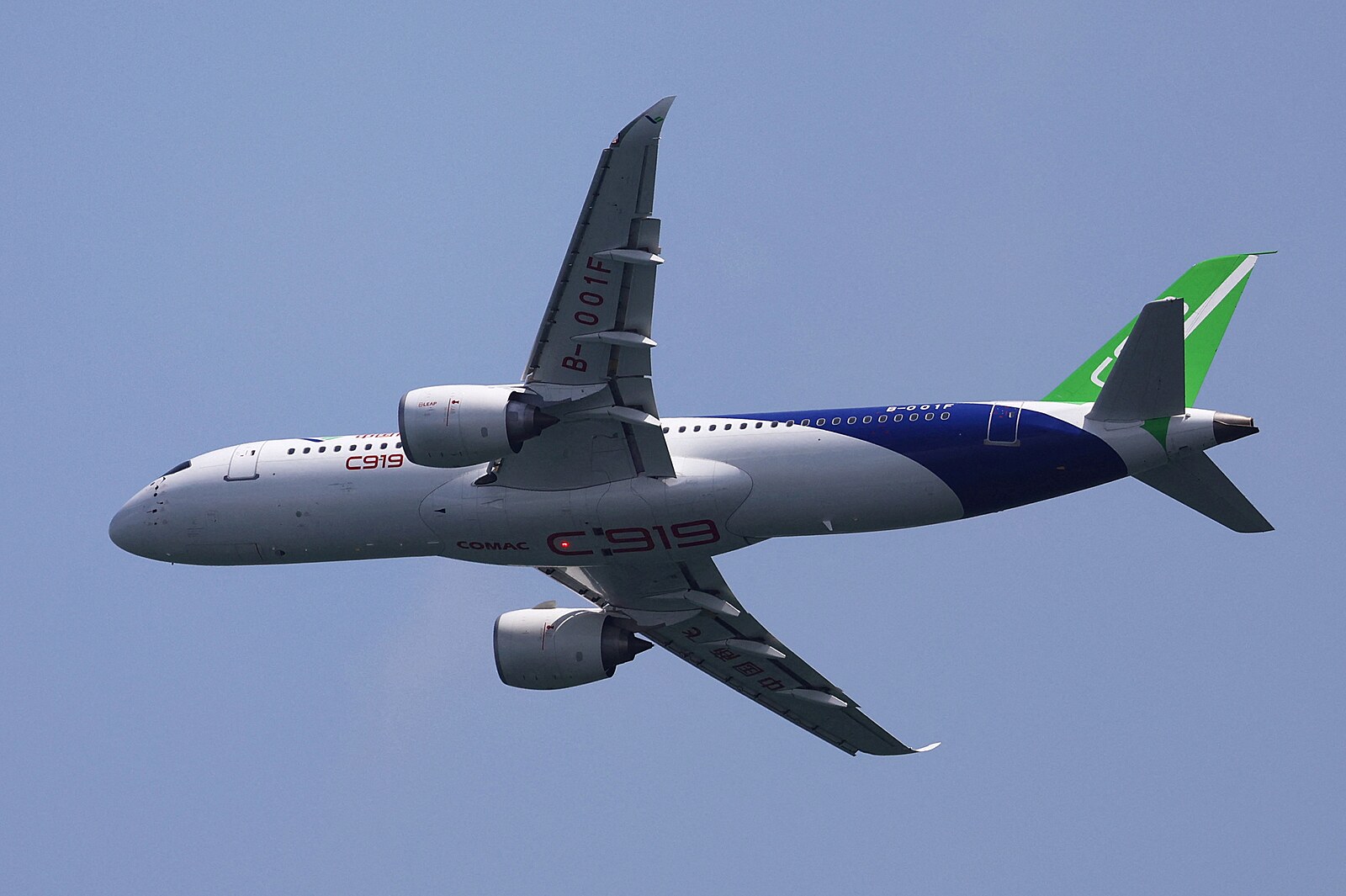 Čínské letadlo, které má konkurovat Boeingu 737, poprvé vyrazilo na mezinárodní komerční let