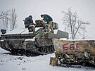 Ukrajin�tí technici z 47. mechanizované brigády �Magura� opravují po�kozenou...