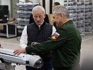 Ruský ministr obrany Sergej ojgu v továrn na drony v Udmurtsku (10. února...