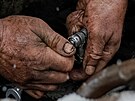 Ukrajinský mechanik z 47. mechanizované brigády �Magura� opravuje po�kozenou...