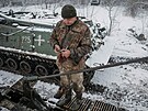 Ukrajinský mechanik z 47. mechanizované brigády Magura opravuje pokozenou...