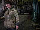Ukrajinský mechanik z 47. mechanizované brigády "Magura" opravuje pokozenou...