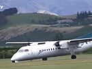 Dopravní letoun Bombardier Dash 8 Q300 pi nouzovém pistání s porouchaným...