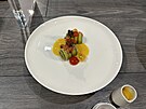Veganský p�edkrm: rolky z marinované cukety pln�né quinoou a cuketou, raj�atová...