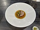 Consommé z k�epelky, dvoubarevné ravioly pln�né k�epel�ím masem a laný�i,...