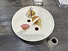 Pavlova pln�ná ka�tanovým krémem a hru�kovým chutney, perníková drobenka,...