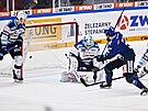 Jaromír Pytlík z Kladna (v modrém) rozhoduje zápas 45. kola extraligy na led...
