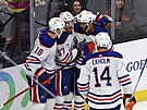 Hokejisté Edmonton Oilers slaví gól proti Anaheim Ducks.